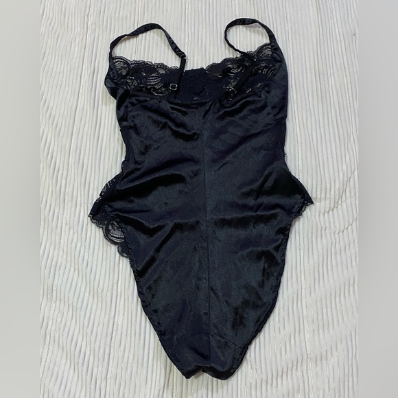 Victoria’s Secret, snaps in bottom, gold tag - Picture 2 of 4